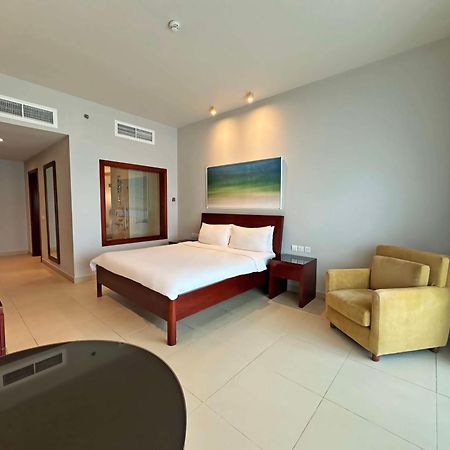 Radisson Blu Resort, Fujairah Bagian luar foto A bedroom at the hotel
