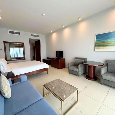 Radisson Blu Resort, Fujairah Bagian luar foto A room at the hotel