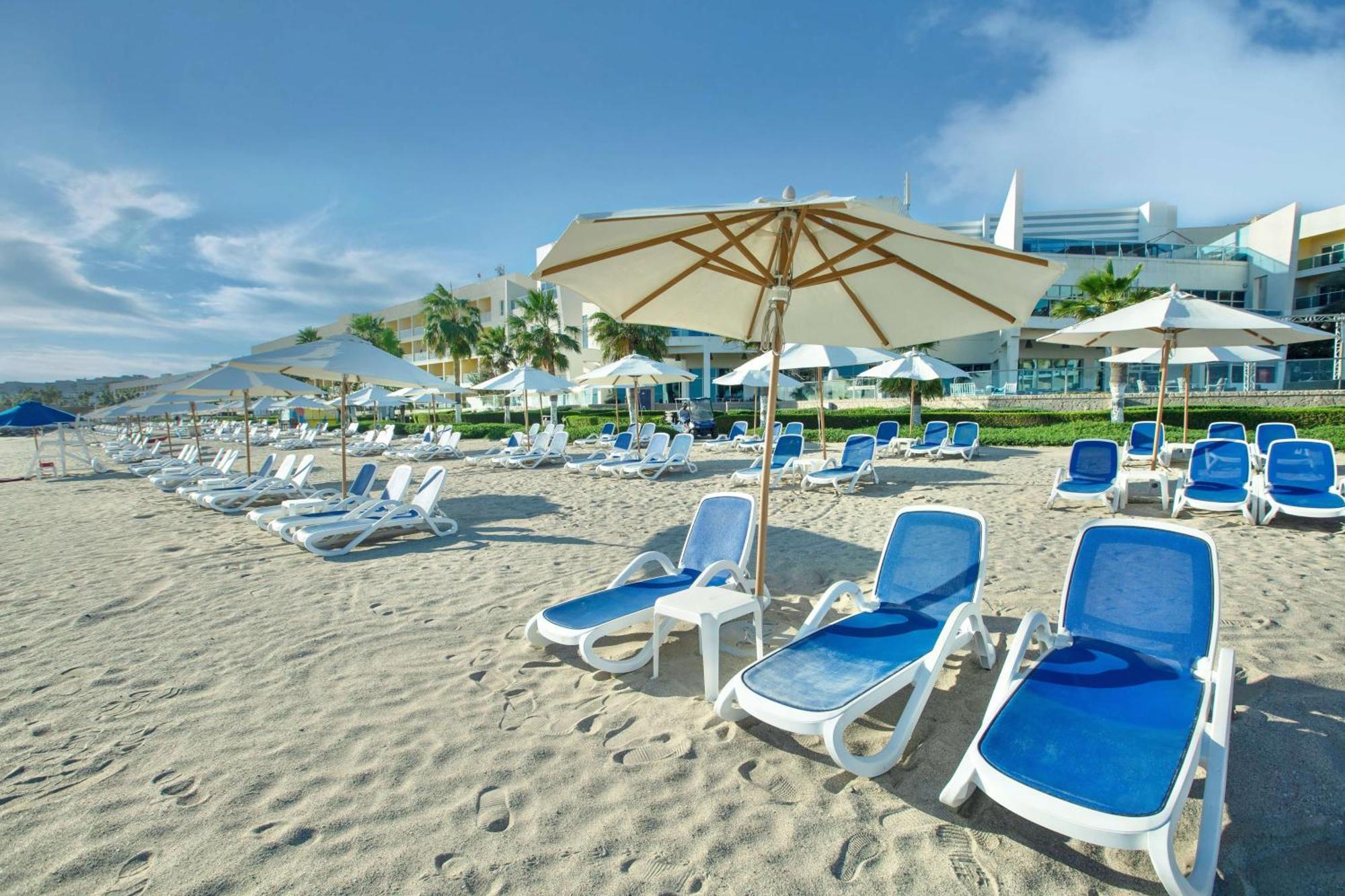 Radisson Blu Resort, Fujairah Bagian luar foto Beach at the Grand Hotel