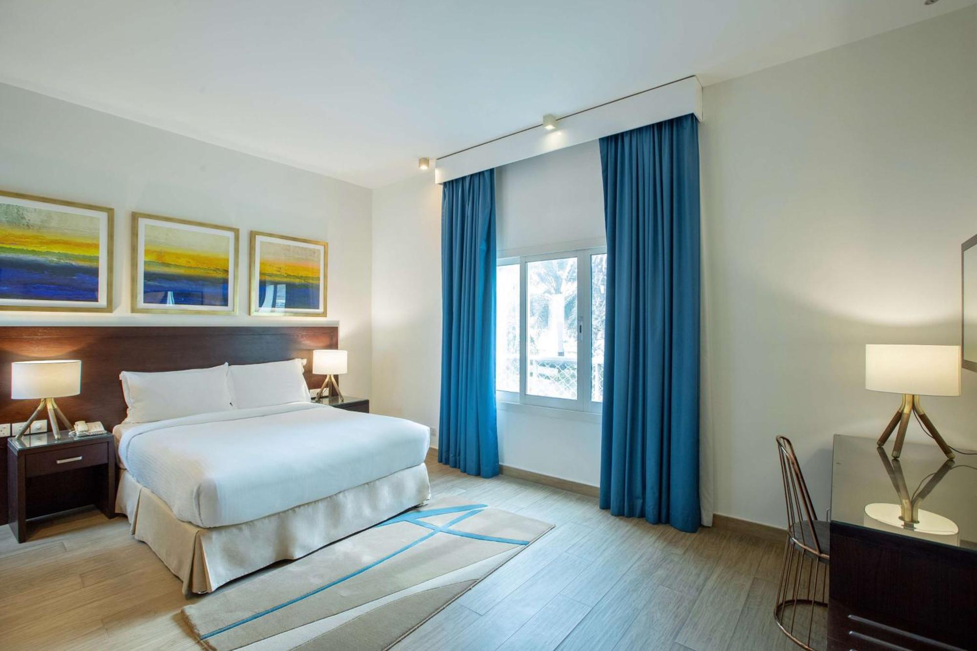 Radisson Blu Resort, Fujairah Bagian luar foto A bedroom at the hotel