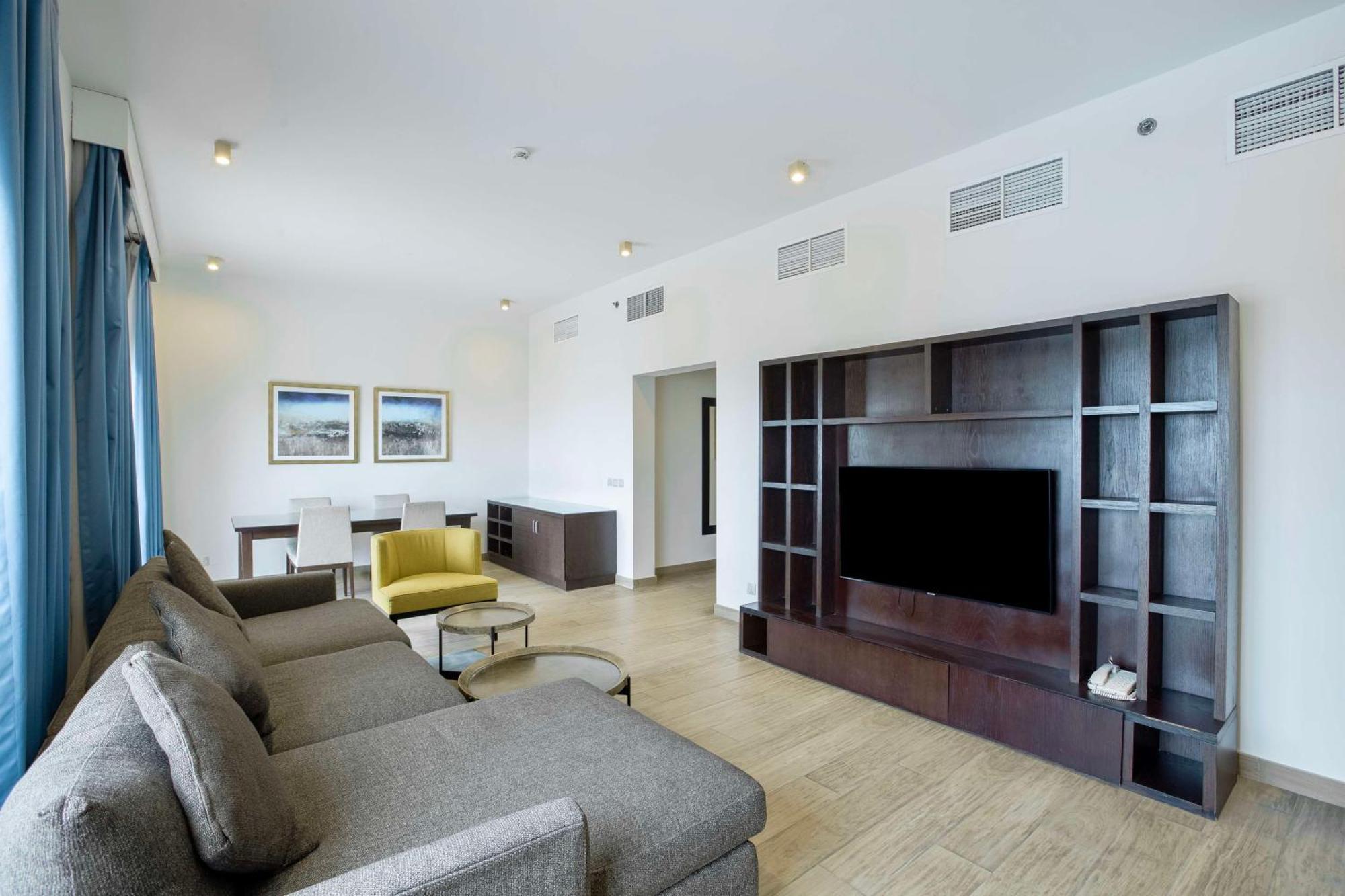 Radisson Blu Resort, Fujairah Bagian luar foto A living room in a suite at the Ritz-Carlton, DIFC