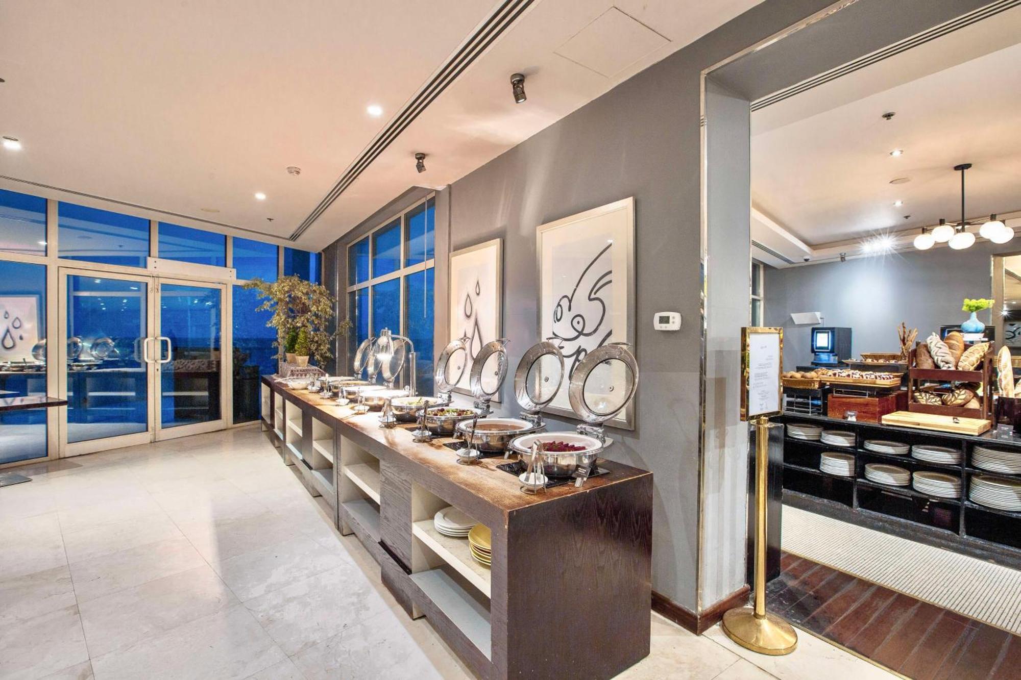 Radisson Blu Resort, Fujairah Bagian luar foto The lounge at the airport