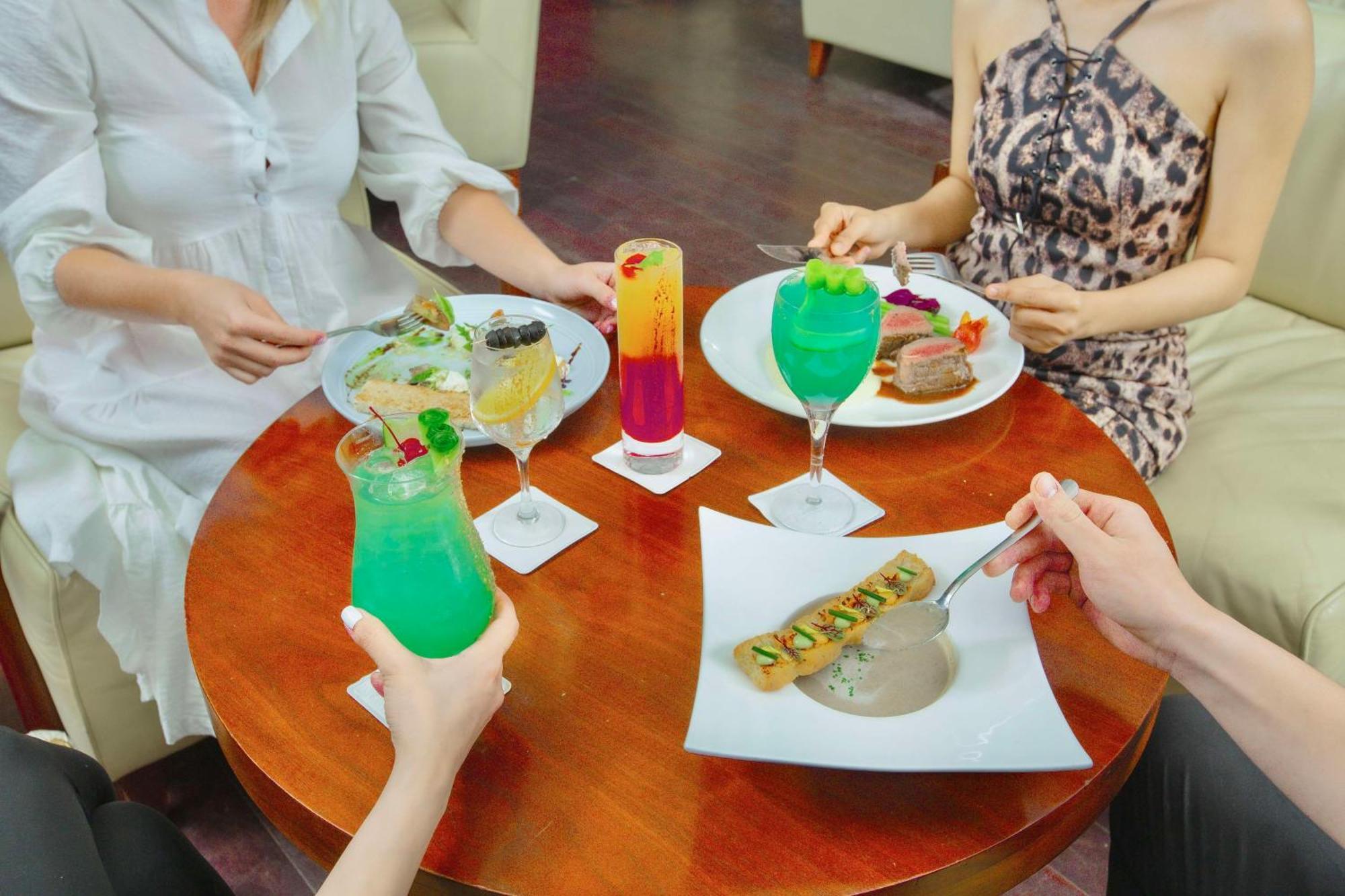 Radisson Blu Resort, Fujairah Bagian luar foto A selection of non-alcoholic drinks