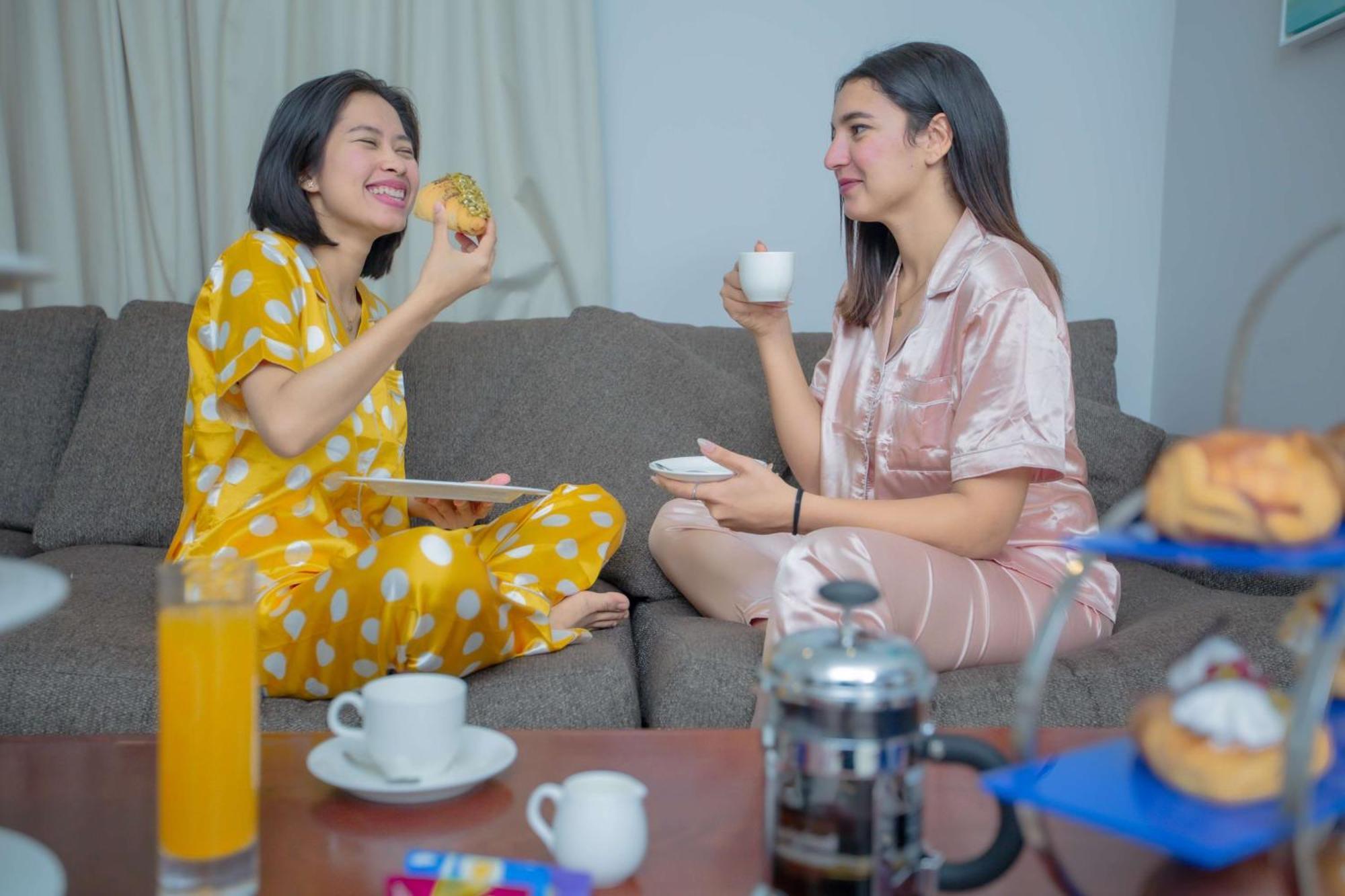 Radisson Blu Resort, Fujairah Bagian luar foto Two women wearing pajamas