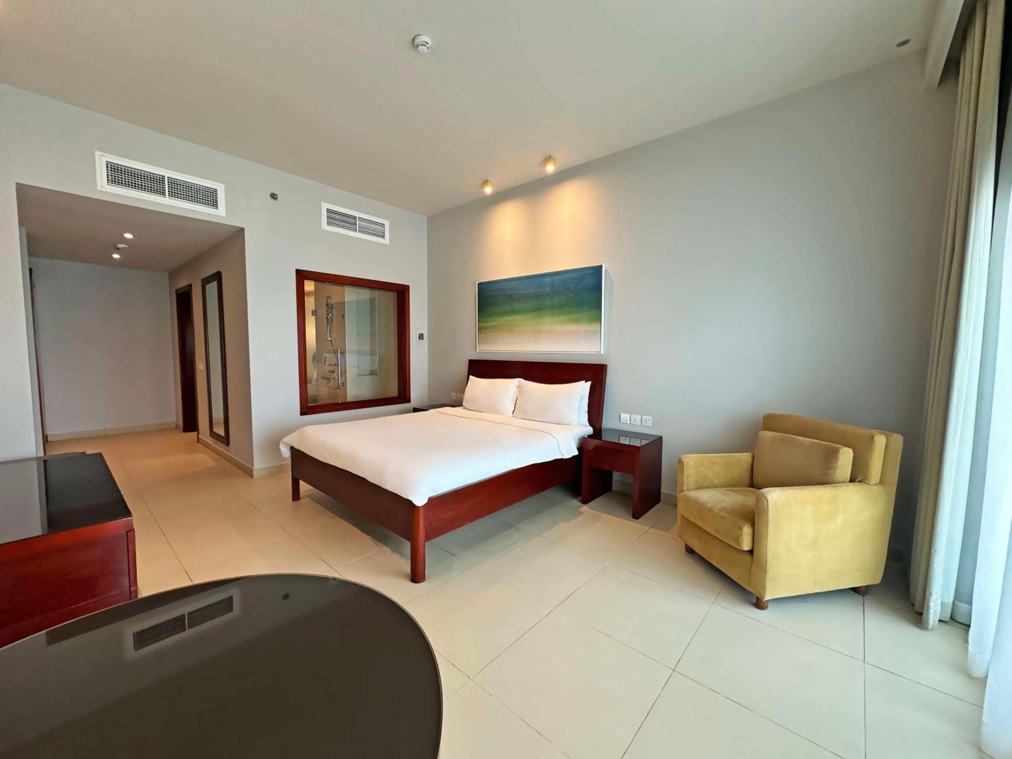 Radisson Blu Resort, Fujairah Bagian luar foto A bedroom at the hotel