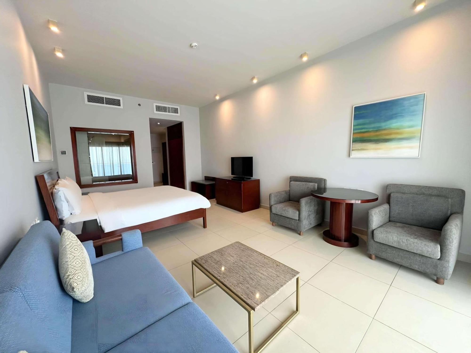 Radisson Blu Resort, Fujairah Bagian luar foto A room at the hotel