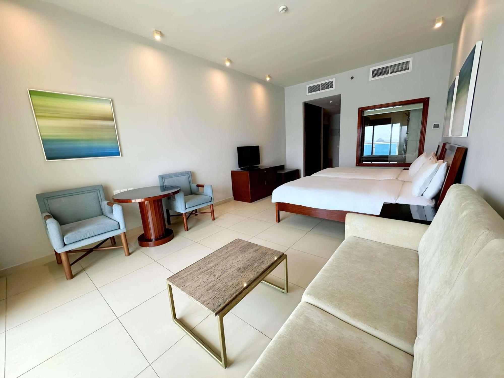 Radisson Blu Resort, Fujairah Bagian luar foto A room at the hotel