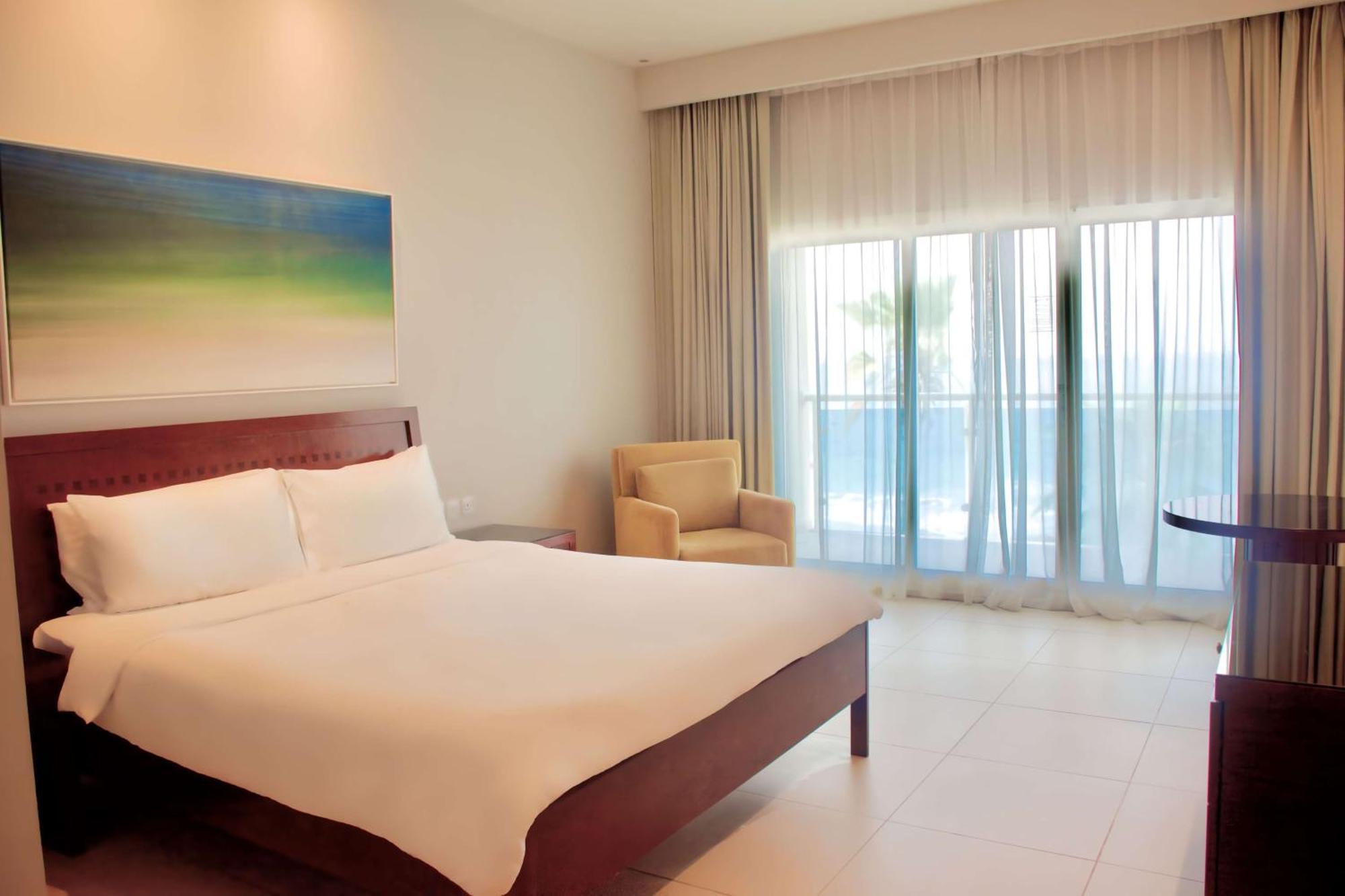Radisson Blu Resort, Fujairah Bagian luar foto A bedroom at the hotel
